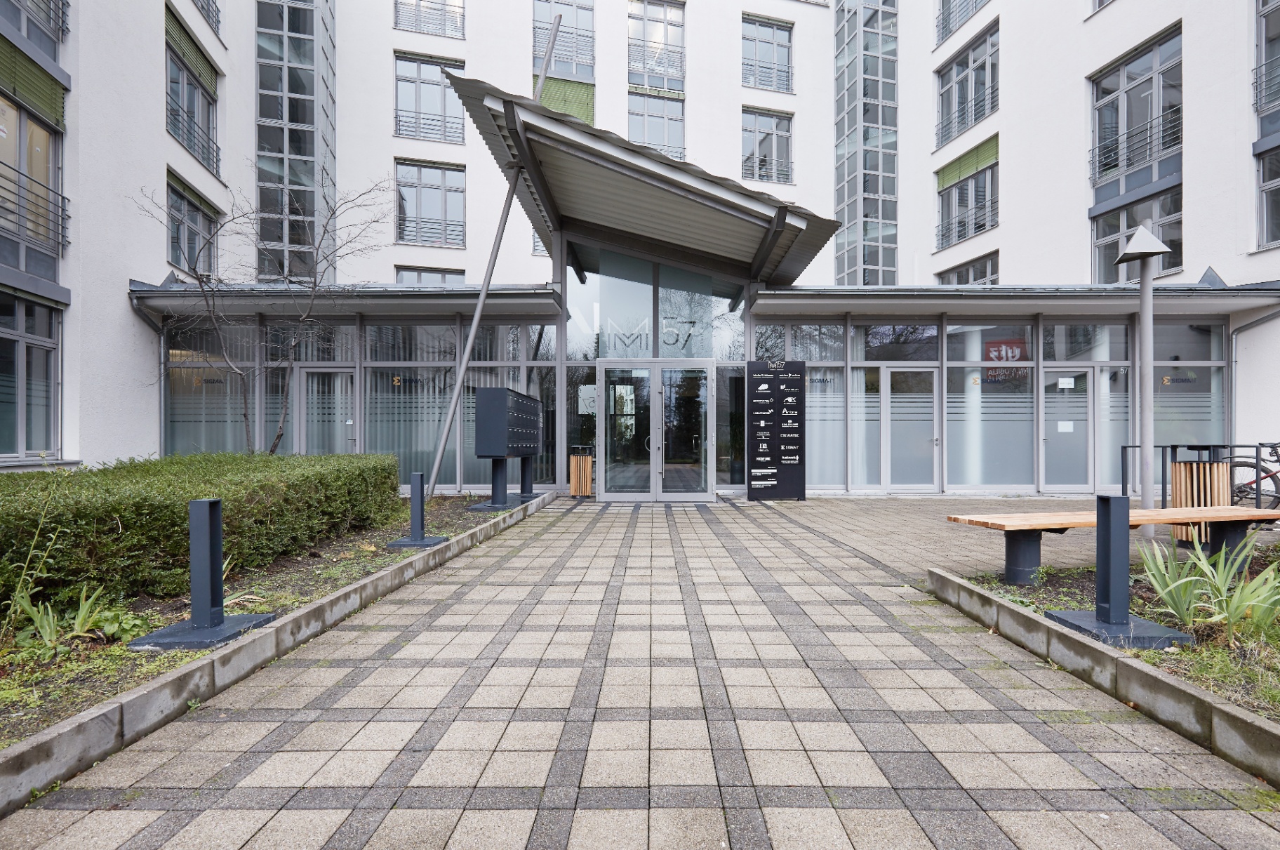 Fassade des Bürohauses MON57 mit Balkonen